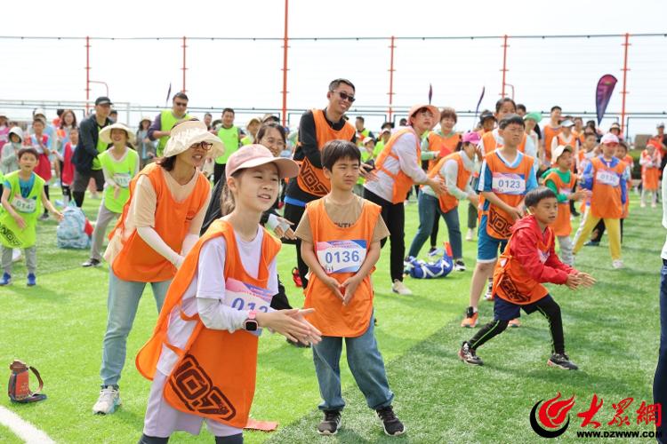 跑进新时代 跑出新生活 2024年青岛市全民健身亲子跑顺利举行(图2)